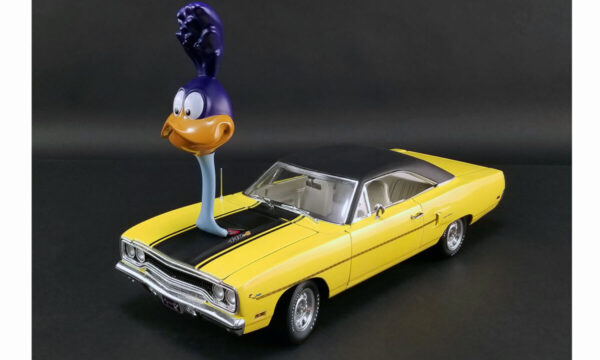 1970 PLYMOUTH ROAD RUNNER con figura de Corre Caminos