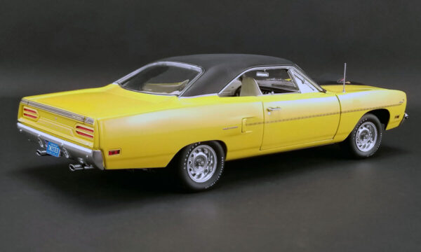 1970 PLYMOUTH ROAD RUNNER con figura de Corre Caminos - Imagen 3