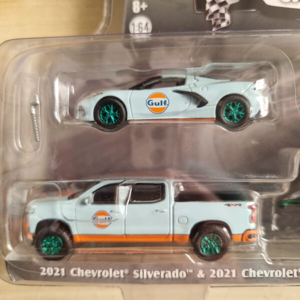 CHEVROLET SILVERADO 2021 + CORVETTE STINGRAY 2021 Y CARRO GREENMACHINE  1:64 - Imagen 2