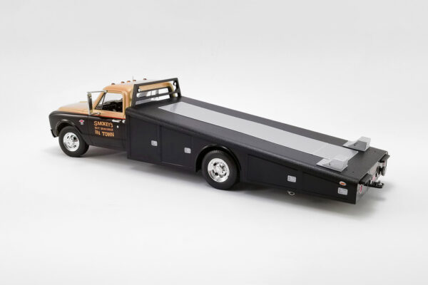 1967 Chevrolet C-30 camion rampa Smokey Yunick 1:18 - Imagen 2