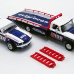 Allan Moffat - U100 - Ford F-350 camion rampa con U100 1969 Ford Trans Am Mustang